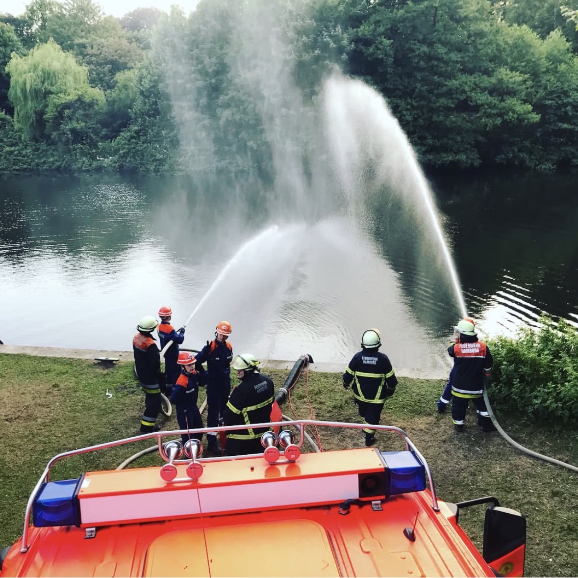 Die Jugendfeuerwehr bei einer Übung an der Alster