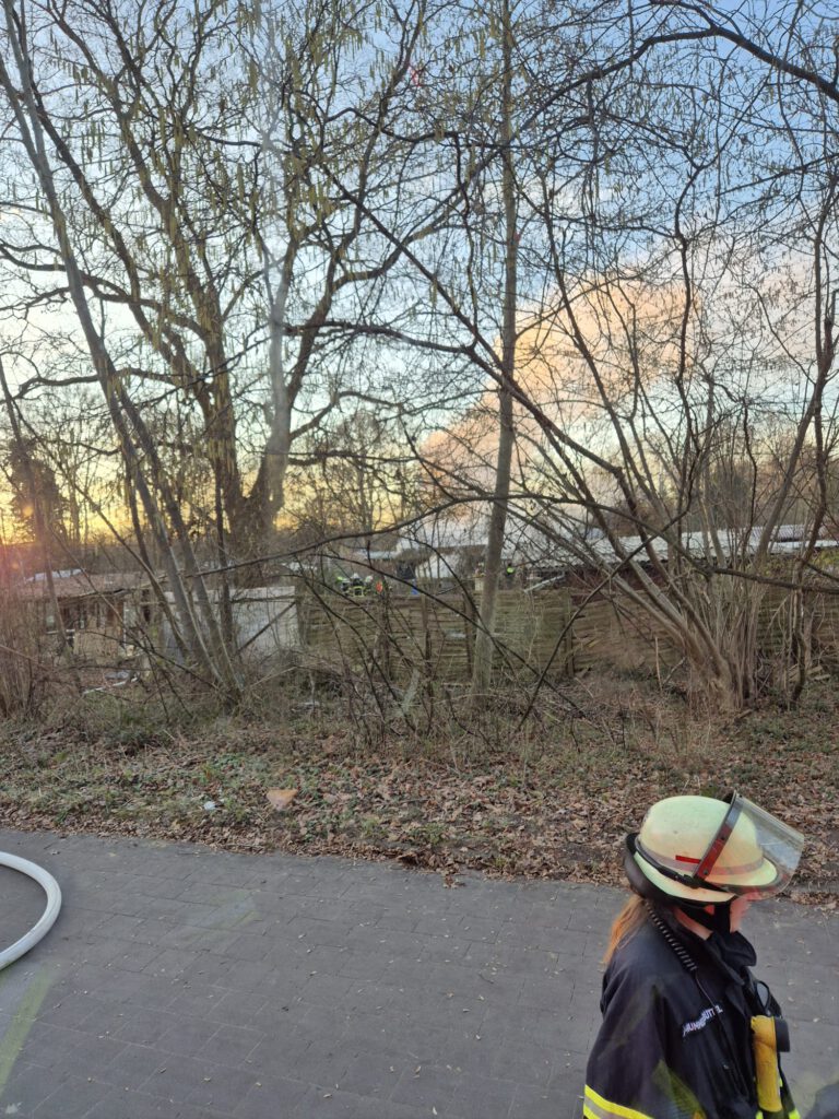 Das Foto zeigt die Einsatzstelle im Kleingartenverein mit der brennenden Gartenlaube