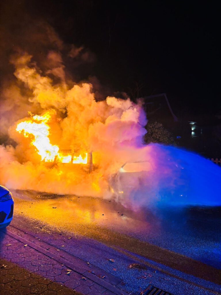 Zwei PKW in Vollbrand in Hamburg Fuhlsbüttel