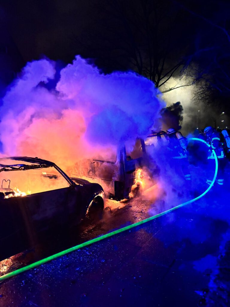 Zwei PKW in Vollbrand in Hamburg Fuhlsbüttel