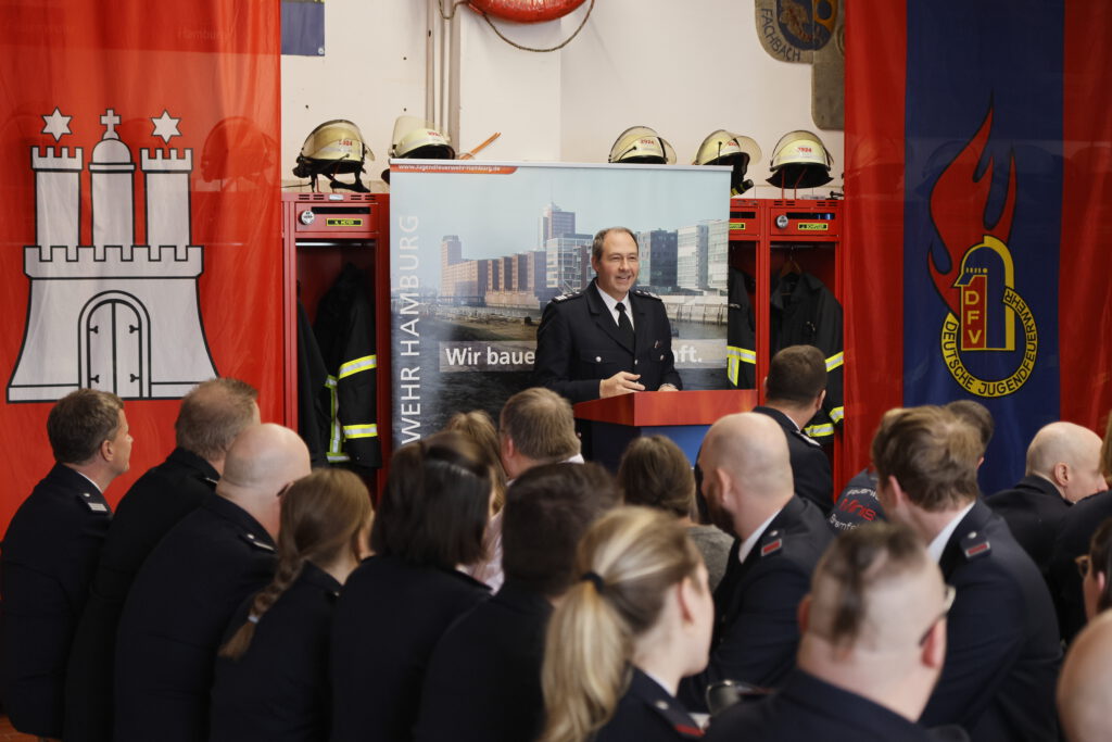 Harald Burghart, Landesbereichsführer der Freiwilligen Feuerwehr Hamburg, bei seiner Rede während des offiziellen  Festakt zur Gründung der Minifeuerwehr Hummelsbüttel