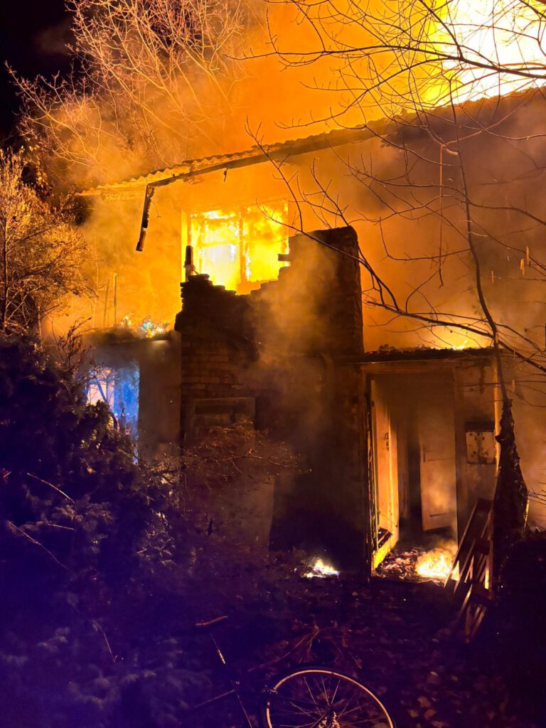 Das Foto zeigt das Einfamilienhaus in Brand kurz nach unserem Eintreffen
