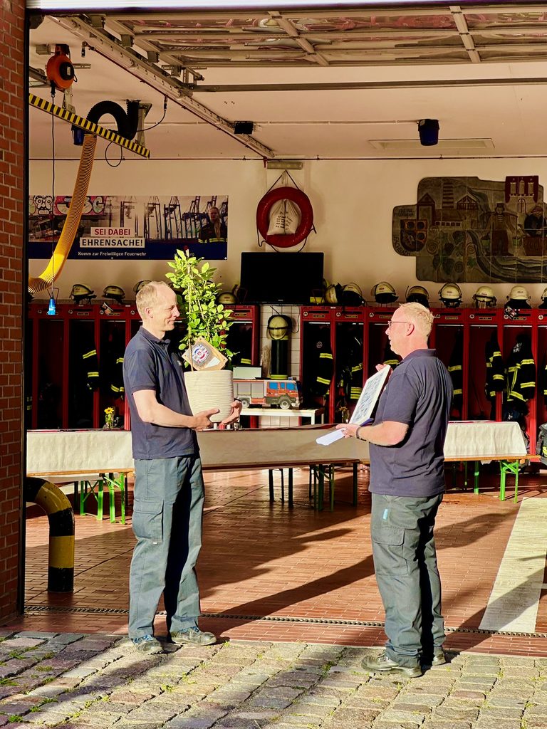 Thommy und unserer Wehrführer Bastian während der Verabschiedung.